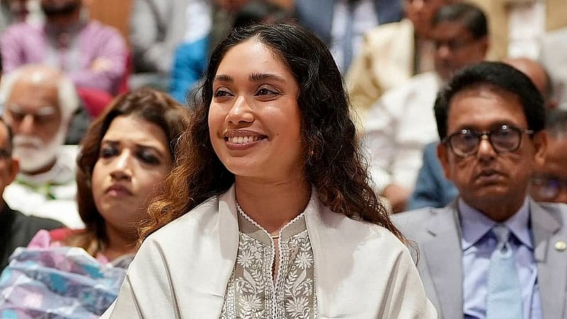 ঢাকার ওসমানী স্মৃতি মিলনায়তনে বৃহস্পতিবার একুশে পদক বিতরণের অনুষ্ঠানে দর্শক সারিতে ছিলেন প্রধানমন্ত্রী তারেক রহমানের মেয়ে জাইমা রহমান