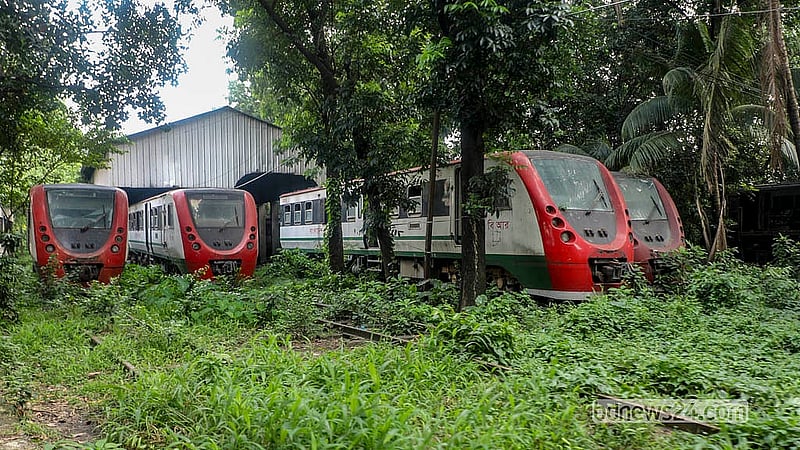 কমলাপুর রেল স্টেশন লোকোমোটিভ শেডে দীর্ঘ দিন ধরে অচল পড়ে রয়েছে বেশ কয়েক জোড়া ডেমু ট্রেন