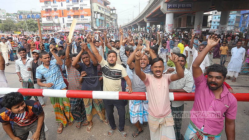 ঢাকার জুরাইন এলাকায় শুক্রবার সড়ক অবরোধ করে বিক্ষোভ করেন ব্যাটারিচালিত রিকশাচালকরা