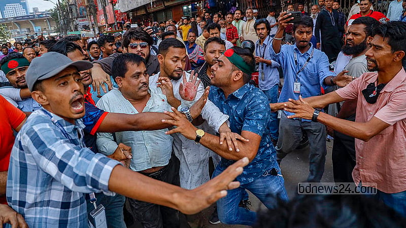 শহীদ নূর হোসেন দিবসে গুলিস্তানের বঙ্গব্ন্ধু অ্যাভিনিউয়ে আওয়ামী লীগের কেন্দ্রীয় কার্যালয়ের সামনে ‘জয় বাংলা’ স্লোগান দেওয়ায় একজনকে মারধর করা হয়