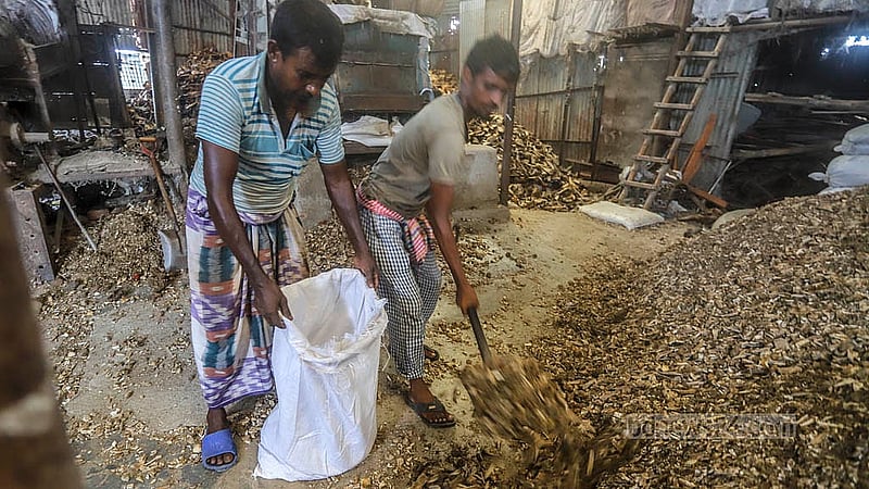 মেশিনে ভাঙ্গা হাড় বস্তায় তুলছেন শ্রমিকরা