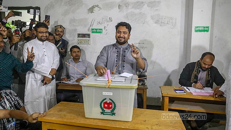 বাড্ডার এ কে এম রহমত উল্লাহ বিশ্ববিদ্যালয় কলেজ কেন্দ্রে বৃহস্পতিবার সকালে ঢাকা ১১ আসনের প্রার্থী জাতীয় নাগরিক পার্টি নাহিদ ইসলাম ভোট দেওয়ার সময় ‘বিজয়সূচক’ চিহ্ন দেখান।