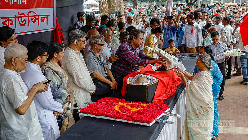 কেন্দ্রীয় শহীদ মিনার প্রাঙ্গণে সোমবার বদরুদ্দীন উমরকে শ্রদ্ধা জানান অন্তর্বর্তী সরকারের মৎস্য ও প্রাণিসম্পদ উপদেষ্টা ফরিদা আখতার