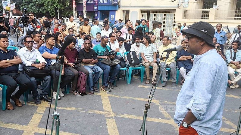 প্রতিবাদ সভায় হামলার প্রতিবাদ ও নাট্যকর্মীদের নিরাপত্তার দাবিতে বৃহস্পতিবার রাজধানীর শিল্পকলা একাডেমির জাতীয় নাট্যশালার ফটকে পথনাটক প্রদর্শনীতে বক্তব্য দেন অভিনেতা ও নাট্যকার আজাদ আবুল কালাম