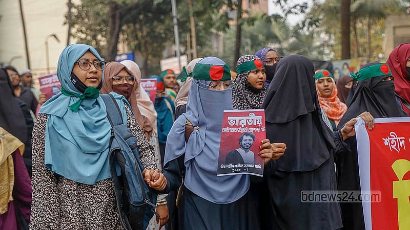 ইনকিলাব মঞ্চের আহ্বায়ক ওসমান হাদি হত্যায় জড়িতদের গ্রেপ্তার দাবিতে সোমবার বিক্ষোভ মিছিলে হাদির পোস্টার হাতে মঞ্চের সদস্যরা