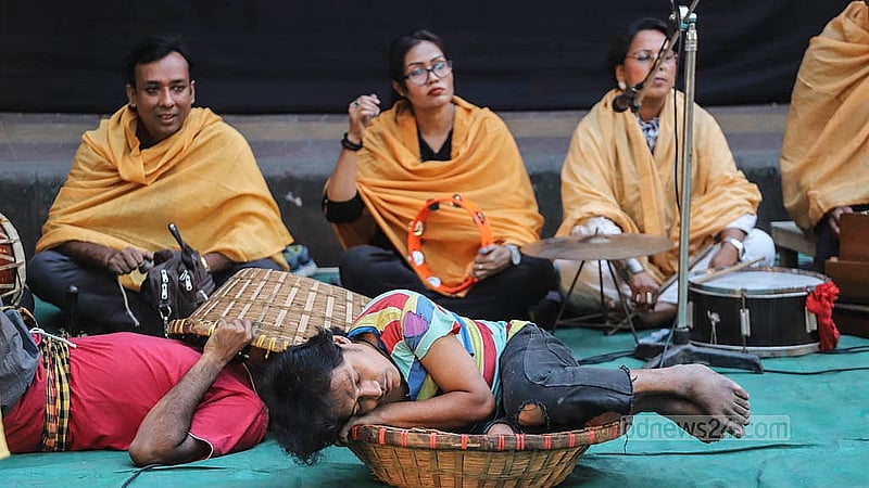 প্রতিবাদ সভায় হামলার প্রতিবাদ ও নাট্যকর্মীদের নিরাপত্তার দাবিতে বৃহস্পতিবার রাজধানীর শিল্পকলা একাডেমির জাতীয় নাট্যশালার ফটকে আরণ্যক নাট্যদলের ‘মূর্খ লোকের মূর্খ কথা’ পথনাটকের দৃশ্য