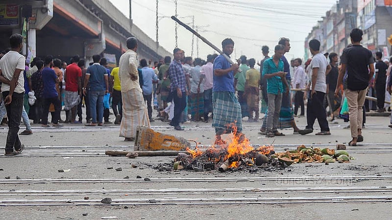 রেললাইনের উপর আগুন জ্বালিয়ে শুক্রবার বিক্ষোভ করেন ব্যাটারিচালিত রিকশাচালকরা