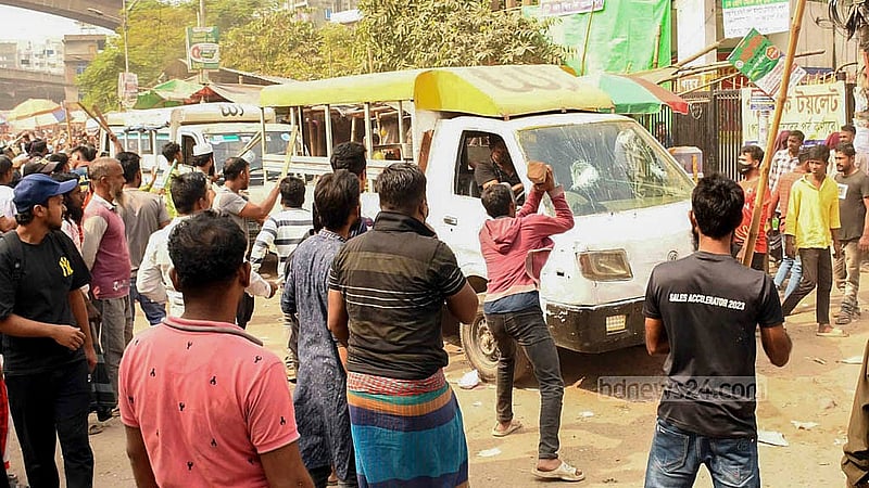 যাত্রাবাড়ীতে রোববার ব্যাটারিচালিত রিকশার চালকদের সড়ক অবরোধ কর্মসূচির মধ্যে বেশ কিছু লেগুনা ভাঙচুরের ঘটনা ঘটে।