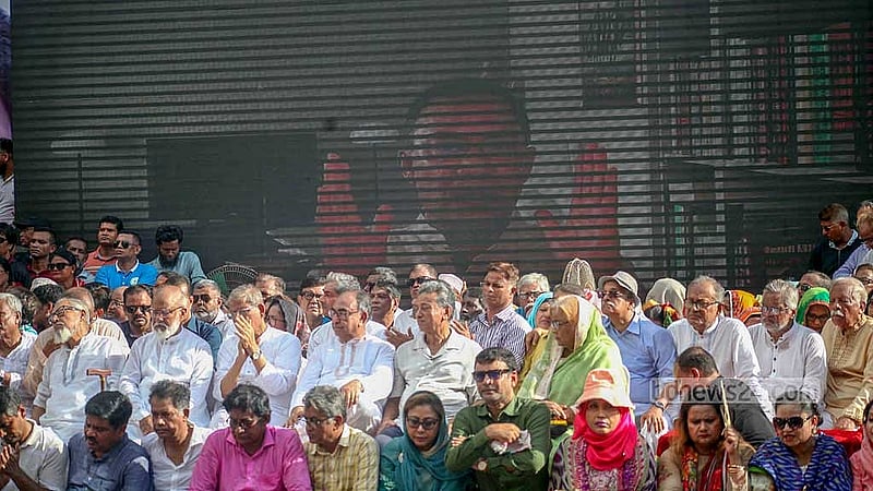 রাজধানীর নয়া পল্টনে কেন্দ্রীয় কার্যালয়ের সামনে বুধবার বিএনপির সমাবেশের মঞ্চে জ্যেষ্ঠ নেতারা।