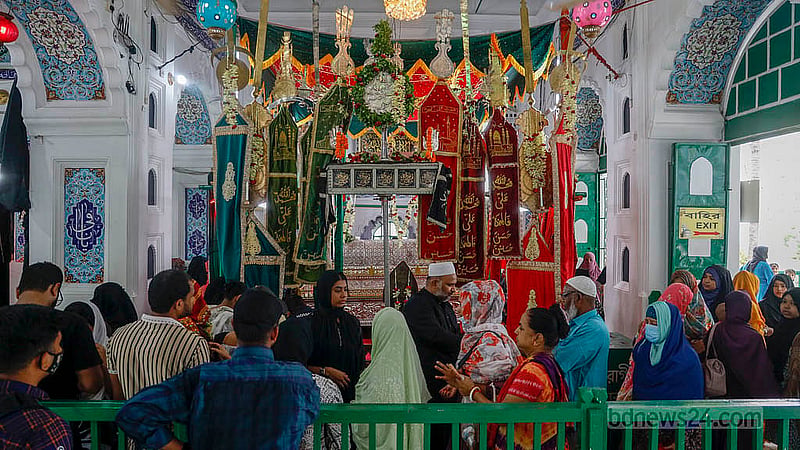 আশুরা ঘিরে পুরান ঢাকার হোসেনী দালানে কড়া নিরাপত্তার মধ্যে বৃহস্পতিবার সেখানে ভিড় করেন অনুরাগীরা