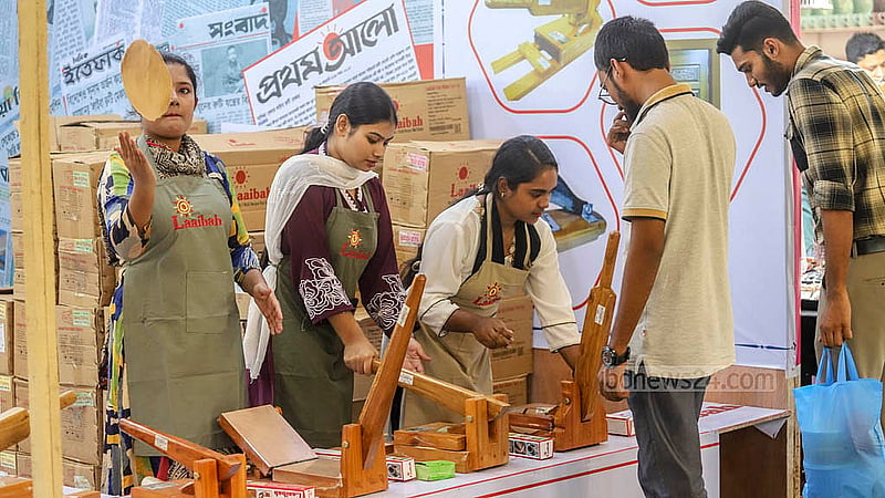 আগারগাঁওয়ে বঙ্গবন্ধু আন্তর্জাতিক সম্মেলন কেন্দ্রের চত্বরে এশিয়া আন্তর্জাতিক বাণিজ্য মেলার স্টল ঘুরে দেখছেন দর্শনার্থীরা
