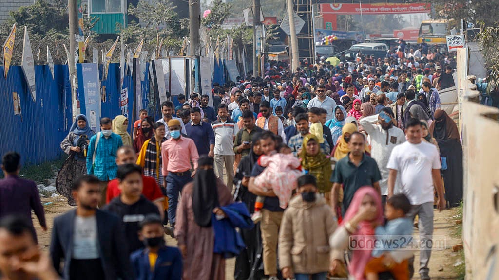 পূর্বাচলে ‘বাংলাদেশ-চায়না ফ্রেন্ডশিপ এক্সিবিশন সেন্টারে’ ঢাকা আন্তর্জাতিক বাণিজ্য মেলার প্রবেশপথে শুক্রবার দর্শনার্থীদের ভিড়