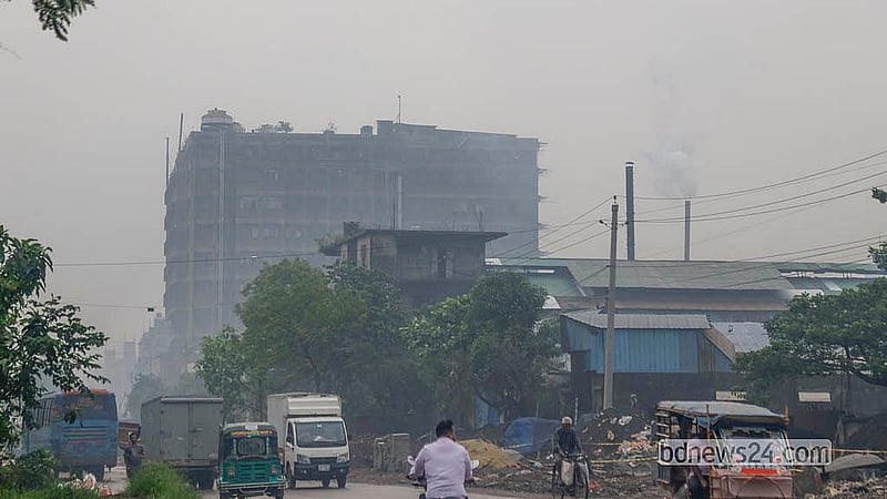 কলকারখানার ধোঁয়ায় আচ্ছন্ন ঢাকার শ্যামপুর এলাকা