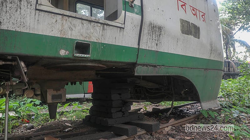 কমলাপুর রেল স্টেশনের লোকোমোটিভ শেডে পড়ে থাকা ডেমু ট্রেনে নেই যন্ত্রাংশ। বাংলাদেশ রেলওয়ে ২০১৩ সালে চীন থেকে ২০ সেট ডেমু ট্রেন কিনেছিল। আয়ুষ্কাল ৩০ বছর হলেও সেগুলো তিন বছর পরই ভাঙারিতে পড়ে