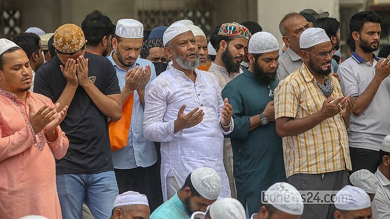 জুমার নামাজ শেষে বায়তুল মোকাররম মসজিদে মোনাজাতে হাজারো মানুষ