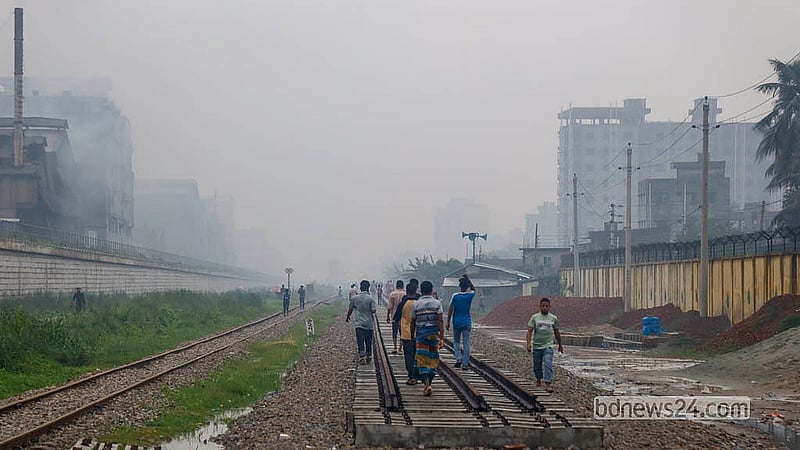 কুয়াশা নয়; কারখানায় ধোঁয়ায় আচ্ছন্ন রাজধানীর শ্যামপুর এলাকা