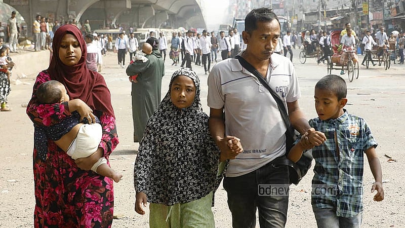 ঢাকা মহানগরীতে ব্যাটারিচালিত রিকশা চলাচল বন্ধের প্রতিবাদে যাত্রাবাড়ীতে রোববার চালকরা সড়ক অবরোধ করলে চরম দুর্ভোগে পড়েন পথচারীরা।