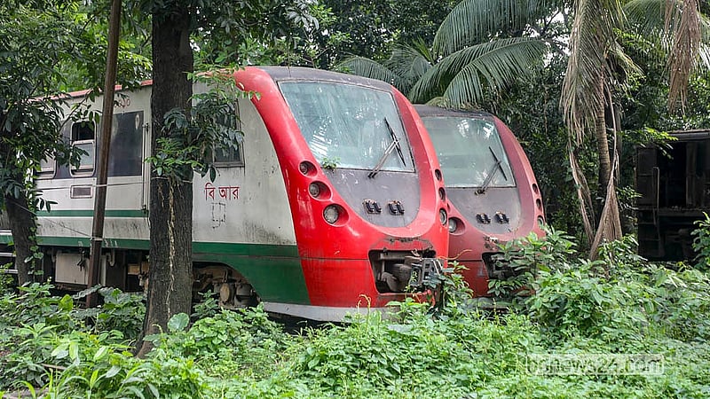 কমলাপুর রেল স্টেশনের লোকোমোটিভ শেডে পড়ে আছে ডেমু ট্রেন