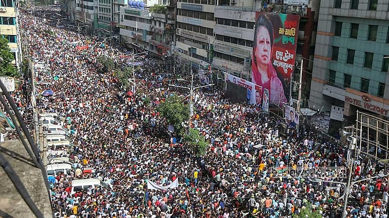 রাজধানীর নয়া পল্টনে বিএনপি কার্যালয়ের সামনে বুধবার দলের সমাবেশে উচ্ছ্বল নেতাকর্মীদের ঢল।