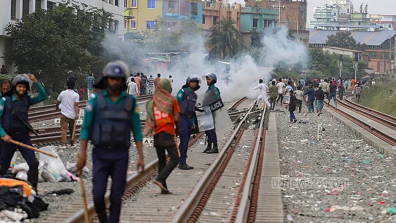 ঢাকার জুরাইন এলাকায় শুক্রবার বিক্ষোভ করেন ব্যাটারিচালিত রিকশাচালকরা। যানবাহন চলাচল স্বাভাবিক করতে কাঁদুনে গ্যাস ছুড়ে তাদের সড়ক থেকে সরিয়ে দেয় পুলিশ