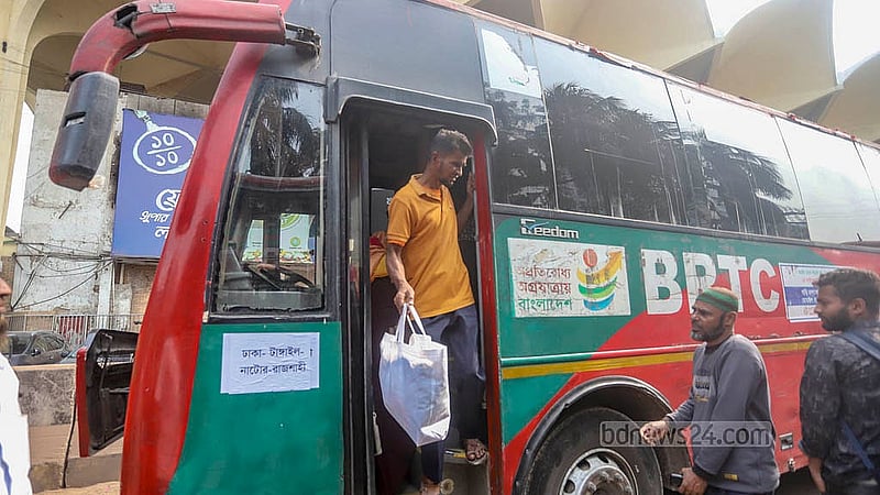 রানিং স্টাফদের কর্মবিরতিতে সারাদেশে রেল চলাচল বন্ধ থাকায় ট্রেন যাত্রীরা গন্তব্যে যাচ্ছেন বাসে করে। মঙ্গলবার মধ্যরাত কর্মবিরতিতে রয়েছেন রেলের রানিং স্টাফরা