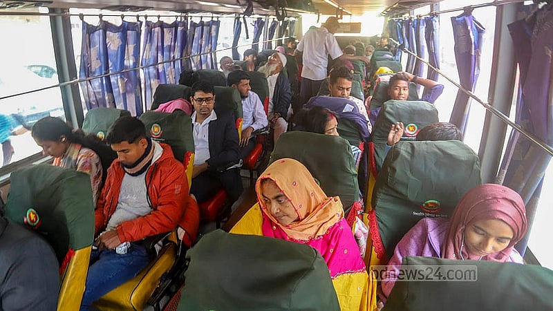 রেলের রানিং স্টাফরা কর্মবিরতিতে থাকায় বন্ধ রয়েছে সারাদেশে রেল চলাচল। ট্রেনের টিকেট কাটা যাত্রীদের কমলপুর স্টেশন থেকে বাসে করে গন্তব্যে পৌঁছে দিচ্ছে রেলওয়ে