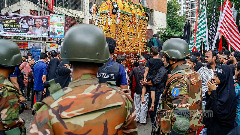 কারবালার ঘটনা স্মরণে রোববার পুরান ঢাকার হোসাইনী দালান থেকে বের হওয়া তাজিয়া মিছিলের সামনে-পেছনে আইনশৃঙ্খলা রক্ষাবাহিনীর সতর্ক উপস্থিতি