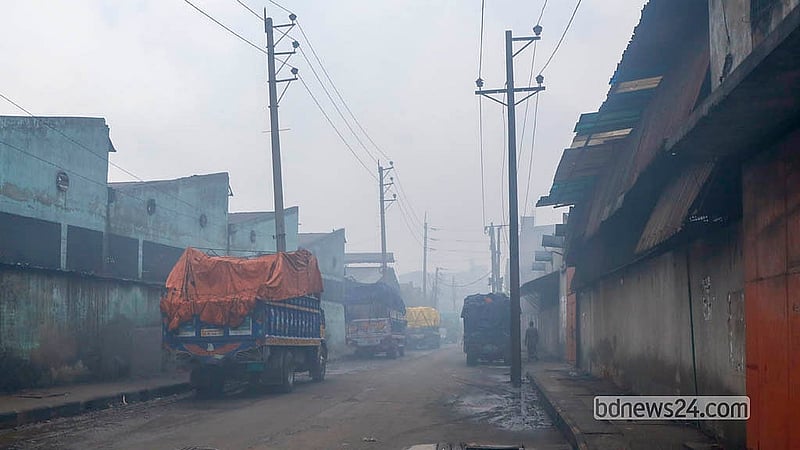 ঢাকার শ্যামপুর এলাকার কলকারখানাগুলোর ধোঁয়া প্রতিনিয়ত দূষণ ছড়াচ্ছে