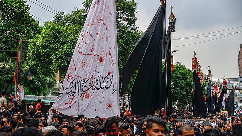 আশুরা উপলক্ষে রোববার পুরান ঢাকার হোসাইনী দালান থেকে বের হওয়া তাজিয়া মিছিলে মানুষের ঢল