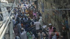 পুরান ঢাকার সেই ভবনের সামনে মানুষের ভিড়