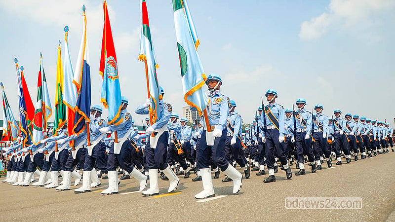 ঢাকার তেজগাঁও পুরাতন বিমানবন্দরের জাতীয় প্যারেড স্কয়ারে মঙ্গলবার কুচকাওয়াজের চূড়ান্ত মহড়ায় অংশ নেয় সেনা, নৌ, বিমান, কোস্ট গার্ড, পুলিশ, বিজিবি, কারা পুলিশসহ বিএনসিসির সদস্যরা