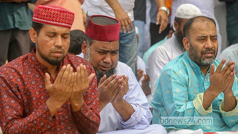 জুমার নামাজ শেষে বায়তুল মোকাররম মসজিদে মোনাজাতে হাজারো মানুষ