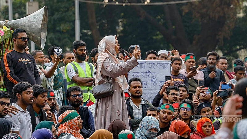 ইনকিলাব মঞ্চের আহ্বায়ক ওসমান হাদি হত্যায় জড়িতদের গ্রেপ্তার দাবিতে সোমবার কেন্দ্রীয় শহীদ মিনারে বিক্ষোভ সমাবেশে বক্তব্য দেন মঞ্চের নেত্রী ফাতিমা তাসনিম জুমা