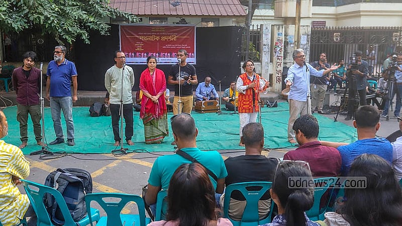 প্রতিবাদ সভায় হামলার প্রতিবাদ ও নাট্যকর্মীদের নিরাপত্তার দাবিতে বৃহস্পতিবার রাজধানীর শিল্পকলা একাডেমির জাতীয় নাট্যশালার ফটকে পথনাটক প্রদর্শনীর শুরুতে গান পরিবেশন করছেন শিল্পীরা