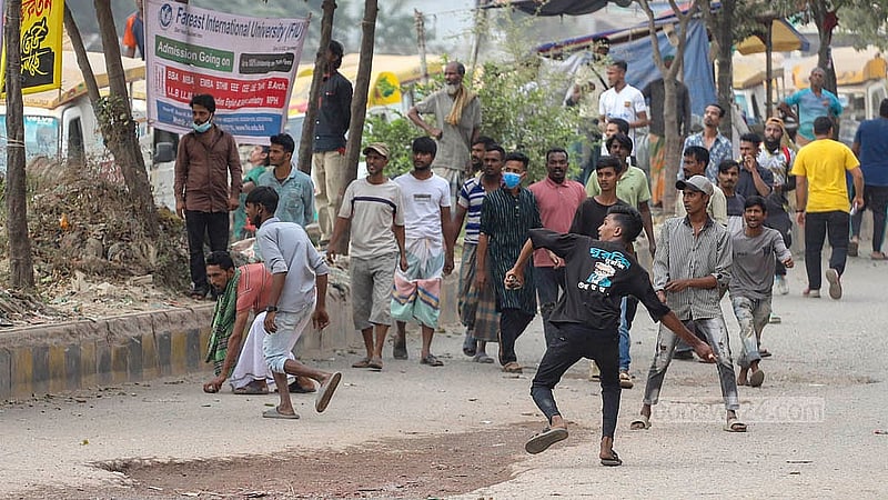 ঢাকার জুরাইন এলাকায় বিক্ষোভের সময় ব্যাটারিচালিত রিকশার চালকরা পুলিশের দিকে ইট-পাথর ছোড়ে
