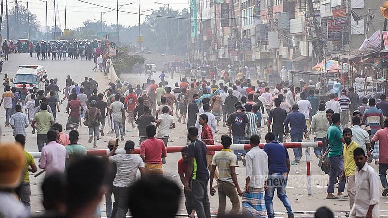 ঢাকার জুরাইন এলাকায় শুক্রবার ব্যাটারিচালিত রিকশাচালকরা পুলিশের সঙ্গে সংঘর্ষে জড়িয়ে পড়ে
