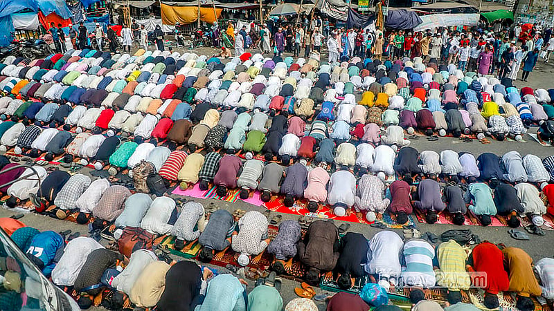 জুমার নামাজে বেশি মানুষের সমাগম হয় বায়তুল মোকাররম মসজিদে। মসজিদ প্রাঙ্গণে জায়গা সংকুলান না হওয়ায় অনেকে দক্ষিণ গেইটের বাইরে সড়কে নামাজ আদায় করেন