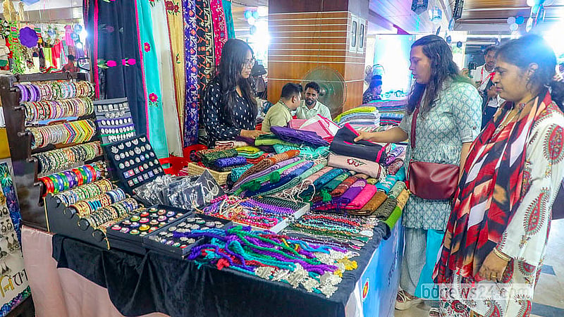 ঢাকার তেজগাঁওয়ে বিসিক ভবনের মেলায় বিভিন্ন স্টল ঘুরে দেখেন ক্রেতা ও দর্শনার্থীরা। পাঁচ দিনের মেলা চলবে বৃহস্পতিবার পর্যন্ত
