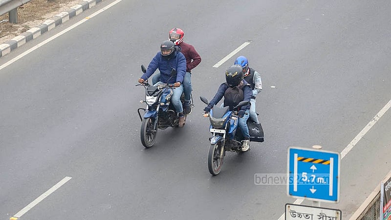 কুয়াশার সঙ্গে কনকনে বাতাসে শীতের তীব্রতা বেড়েছে। এরমধ্যে মোটরবাইক চালিয়ে গন্তব্যের পথে এক ব্যক্তি। দক্ষিণ কেরানীগঞ্জের হাসনাবাদ এলাকা থেকে তোলা