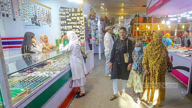 এশিয়া আন্তর্জাতিক বাণিজ্য মেলায় বিভিন্ন স্টলে ক্রেতা ও দর্শনার্থীদের ভিড়