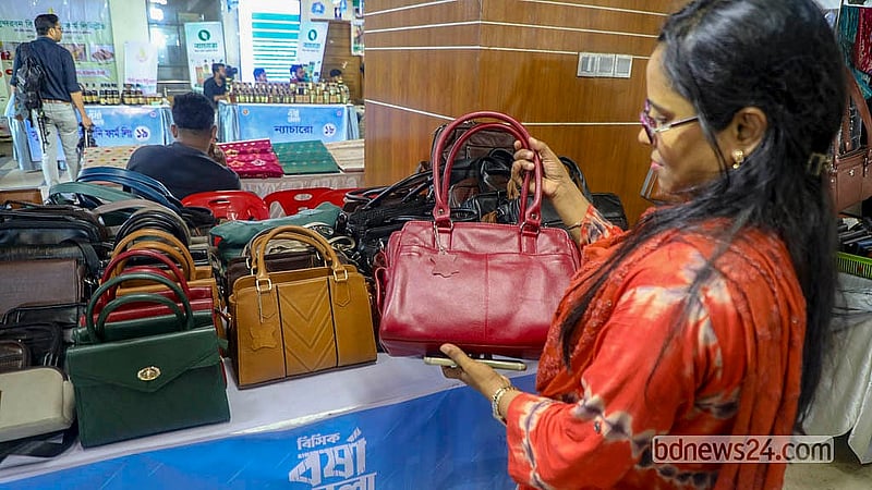 বিসিকের মেলায় চামড়ার তৈরি ব্যাগ দেখছেন এক নারী। ঢাকার তেজগাঁও বিসিক ভবনে রোববার থেকে শুরু হওয়া এ মেলা শেষ হবে বৃহস্পতিবার