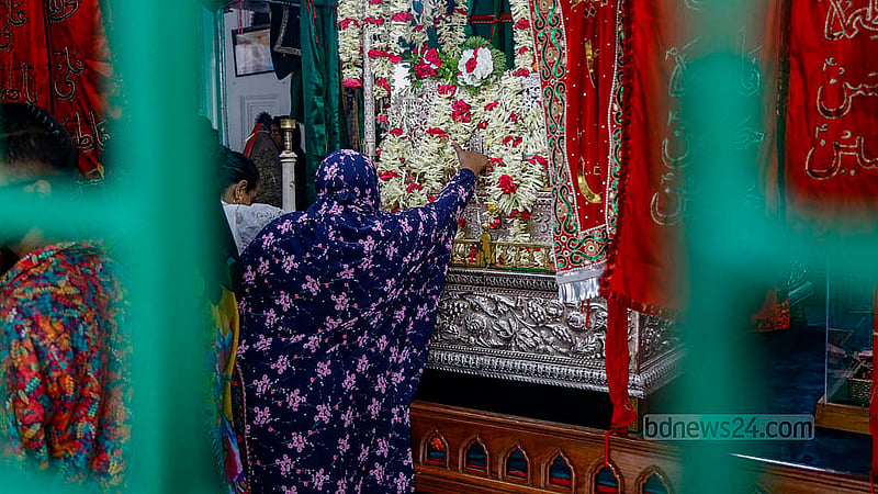 আশুরা উপলক্ষে পুরান ঢাকার হোসেনী দালানের ইমামবাড়া সাজানো হয়েছে। সেখানে ফুল দিয়ে শ্রদ্ধা জানাচ্ছেন অনুরাগীরা