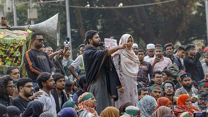 ইনকিলাব মঞ্চের আহ্বায়ক শরীফ ওসমান হাদি হত্যায় জড়িতদের গ্রেপ্তার দাবিতে সোমবার কেন্দ্রীয় শহীদ মিনারে বিক্ষোভ সমাবেশে বক্তব্য দেন মঞ্চের সদস্য সচিব আব্দুল্লাহ আল জাবের