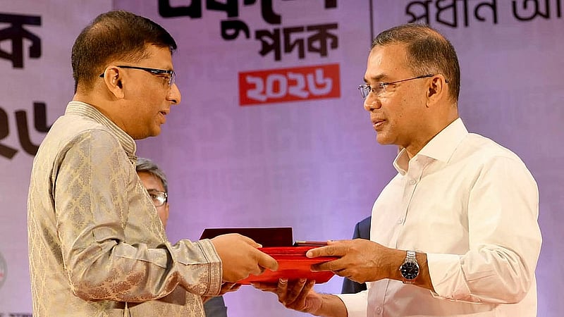 এবার শিক্ষায় একুশে পদক পেয়েছেন অধ্যাপক মাহবুবুল আলম মজুমদার। বৃহস্পতিবার ঢাকার ওসমানী স্মৃতি মিলনায়তনে তার হাতে পদক তুলে দেন প্রধানমন্ত্রী তারেক রহমান