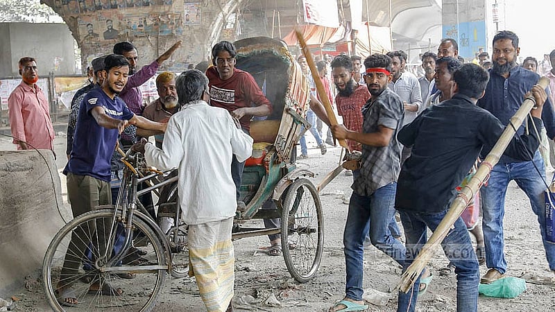 যাত্রাবাড়ীতে রোববার সড়ক অবরোধ কর্মসূচির মধ্যে প্যাডেল চালিত রিকশা চালকদের মারধর করেন আন্দোলনকারী ব্যাটারিচালিত রিকশার চালকরা।