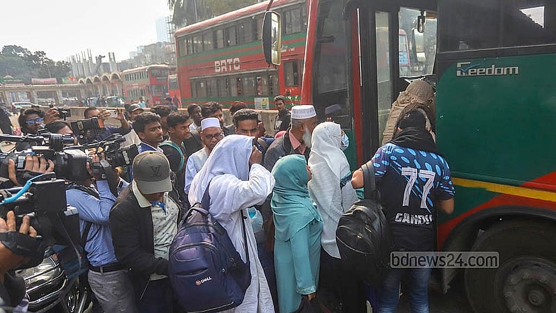 রানিং স্টাফদের কর্মবিরতিতে সারাদেশে রেল চলাচল বন্ধ থাকায় ট্রেন যাত্রীরা গন্তব্যে যাচ্ছেন বাসে করে। মঙ্গলবার মধ্যরাত কর্মবিরতিতে রয়েছেন রেলের রানিং স্টাফরা