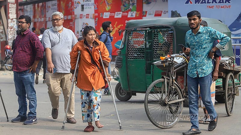 গণঅভ্যুত্থানে আহতরা রোববার রাজধানীর শ্যামলীর শিশুমেলা মোড় অবরোধ করায় ভোগান্তিতে পড়ে মানুষ