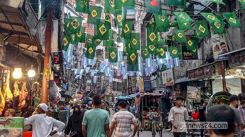 ফুটবল বিশ্বকাপ ঘিরে পুরান ঢাকার কাজী আলাউদ্দিন সড়কে টাঙানো হয়েছে আর্জেন্টিনা ও ব্রাজিলের পতাকা