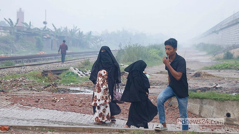 রাজধানীর শ্যামপুর এলাকার এ দৃশ্য দেখে মনে হবে যেন পুরোদস্তুর শীতের মৌসুম