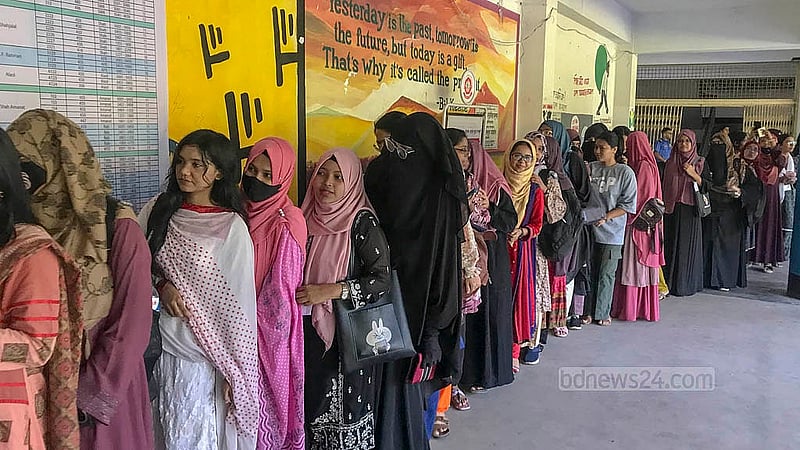 চাকসু নির্বাচনে বুধবার ভোট কেন্দ্রের বাইরে শিক্ষার্থীদের দীর্ঘ লাইন।